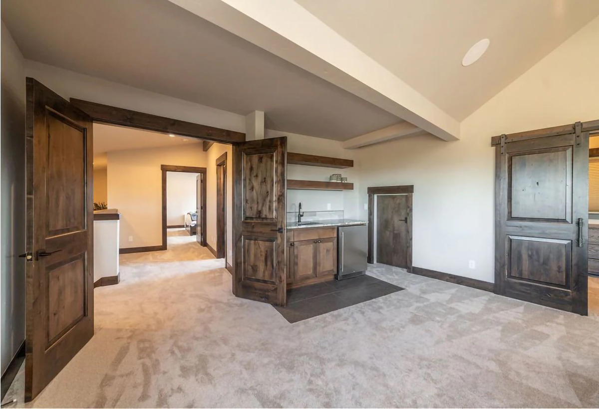 Double doors ranch — Luxury home with sweeping mountain views