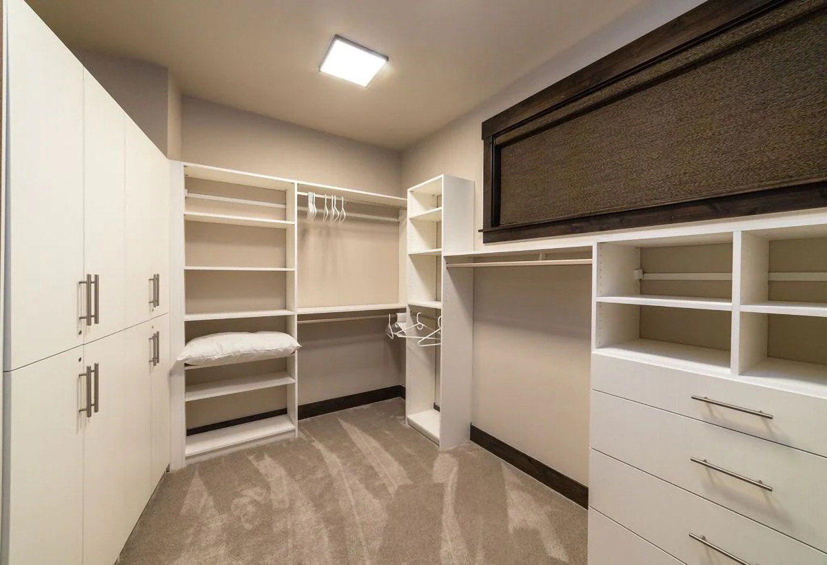 Master closet ranch — Luxury home with sweeping mountain views