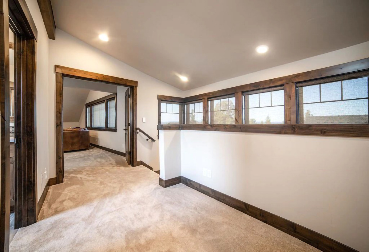 Landing ranch — Luxury home with sweeping mountain views