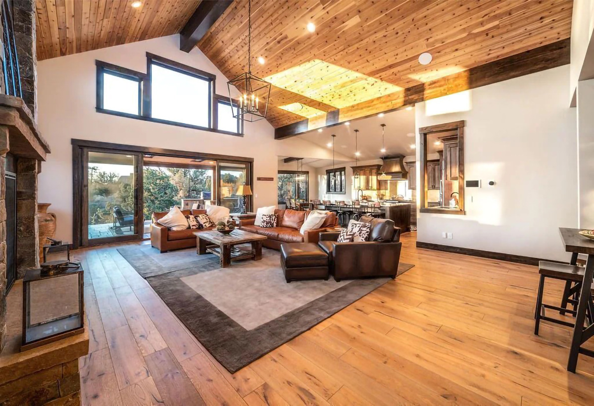 Living room ranch — Luxury home with sweeping mountain views