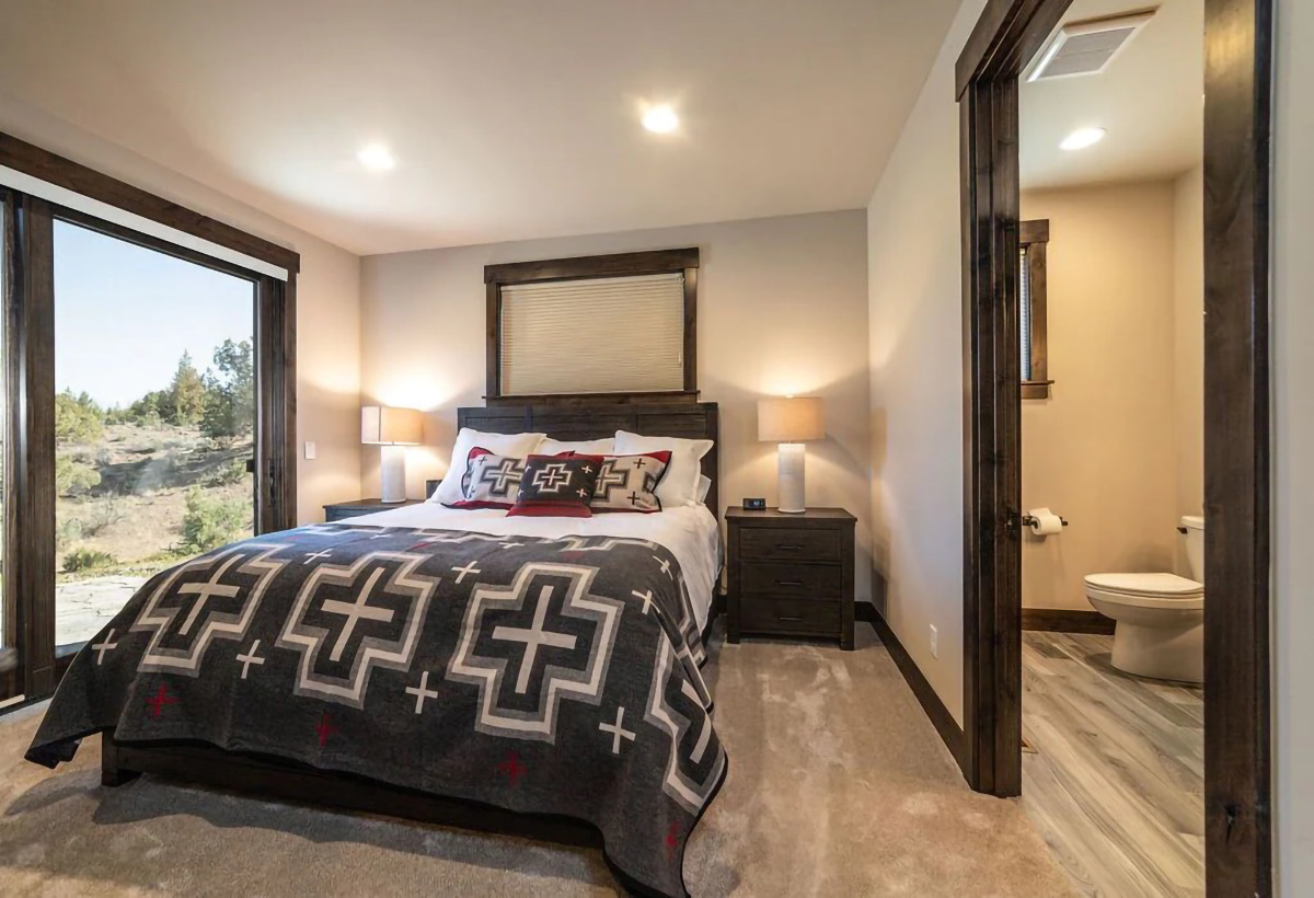 Bedroom ranch — Luxury home with sweeping mountain views