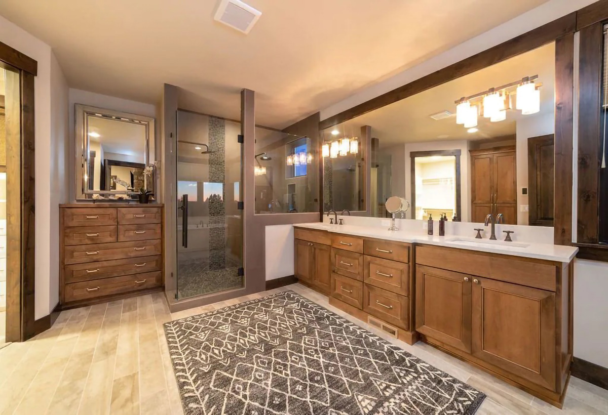 Master bathroom ranch — Luxury home with sweeping mountain views