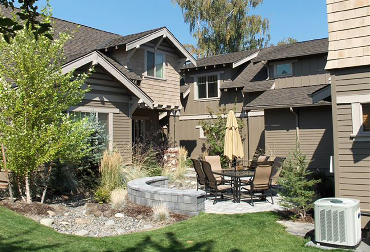 Shared backyard — Maximizing the land value, 3-dwellings